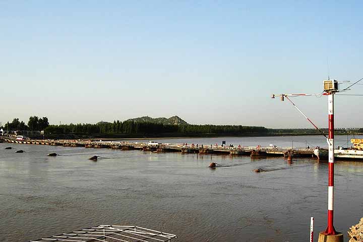 Um marco histórico e arquitetônico é a ponte de Luokou, construída durante a dinastia Ming. Ela foi projetada para atravessar o Rio Amarelo, resistindo às suas fortes correntes 