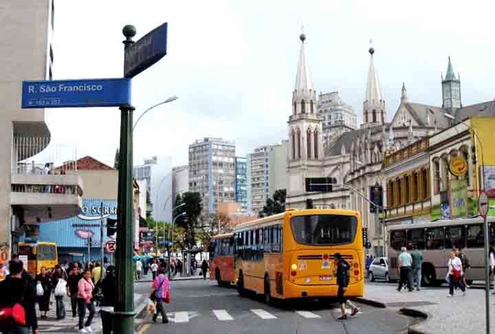 Um ponto alto em Curitiba é seu transporte público, considerado um dos melhores sistemas de ônibus do país. A cidade é famosa por sua eficiência com estações tubo, ônibus de alta capacidade e integração com outras formas de transporte.