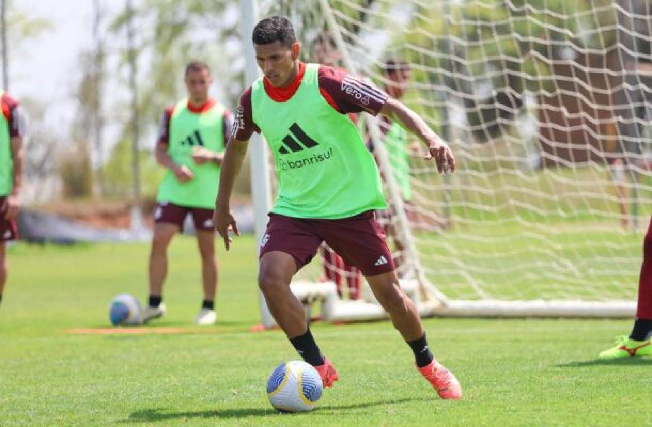 Roger ensaia improvisação de Aguirre na lateral esquerda do Internacional