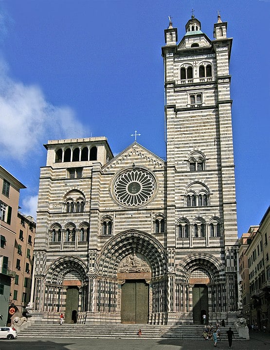 Catedral de San Lorenzo - Gênova - Erguida em 1118 em estilo românico, foi destruída pelo fogo em 1296 e passou por restauração até 1312. Aos poucos, recebeu decorações e novas reformas. 