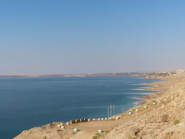 Dead Sea Resorts, JordÃ¢nia/Israel: Localizados ao redor do Mar Morto, esses resorts possuem poucos habitantes fixos e sÃ£o focados no turismo de saÃºde e lazer. A regiÃ£o estÃ¡ em mÃ©dia a 430 metros abaixo do nÃ­vel do mar, sendo o ponto mais baixo da Terra.
