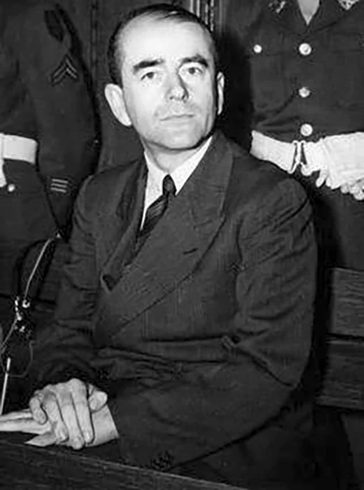 Albert Speer - Ministro do Armamento. Foi responsável pela alta produção de armas nos anos da guerra, usando mão-de-obra escrava dos campos de concentração. Arquiteto, assinou diversas construções encomendadas por Hitler.