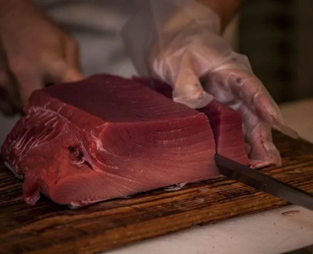Por ser rico em vitamina B12, o atum é recheado de proteínas e micronutrientes, além de ser fácil de preparar. Uma pedida para quem tem pressa. 