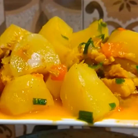 A forma mais comum de prepará-lo inclui batatas, cebolas, azeitonas, tomates e, é claro, muito azeite!  Há quem acrescente ovos cozidos e fatiados na decoração do prato. 