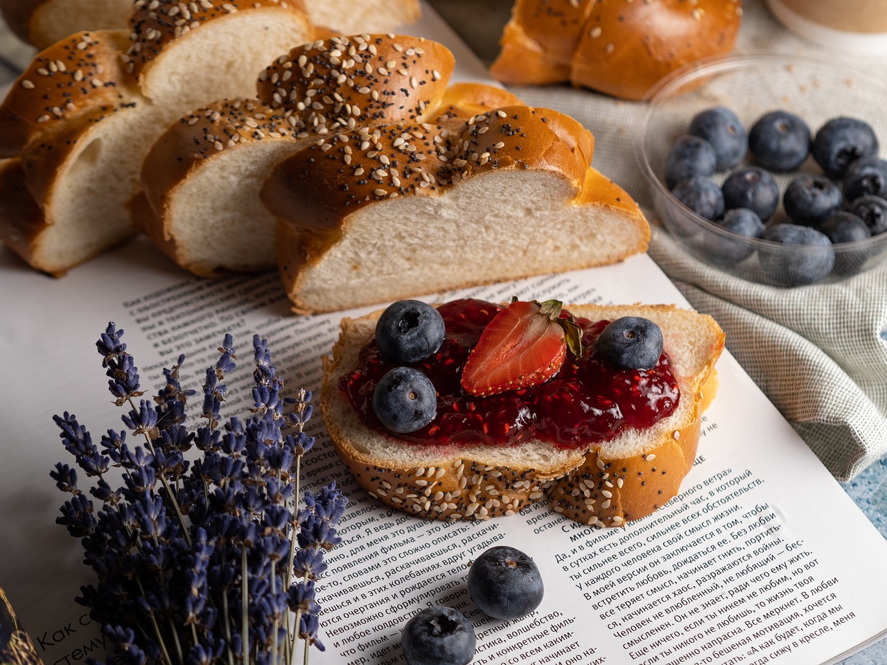Nesta composiÃ§Ã£o, ela traz uma tigela de iogurte com frutas congeladas e nozes e/ou sementes e grÃ£os integrais.