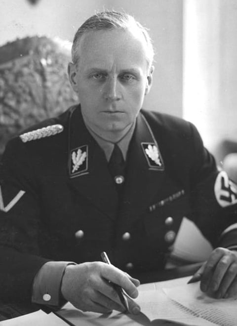 Joachim von Ribbentrop - Ministro das Relações Exteriores da Alemanha entre 1938 e 1945, pressionava países vizinhos para obrigá-los a apoiar o nazismo e  tomar medidas represssivas contra judeus e outras minorias. Capturado e levado a julgamento, foi condenado por crimes de guerra e crimes contra a humanidade. Foi enforcado em 16/10/1946, aos 53 anos.