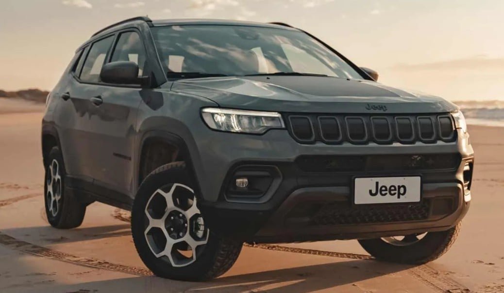 18º - Jeep Compass: 50.063 (unidades vendidas) - Ele tem três opções de motorização distintas. A primeira delas é o novo motor 1.3 turbo flex de 180 cv/185 cv (gasolina/etanol) e 270 Nm de torque que é oferecido nas versões Sport, Longitude, Limited e Série S.