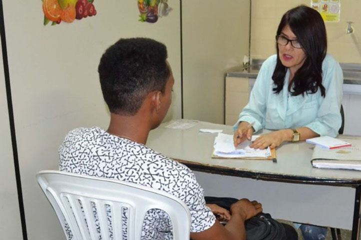 Mesmo com tais orientações, sempre é bom consultar um nutricionista. Afinal, ele é o profissional mais indicado para ajudar a adaptar essas diretrizes ao seu dia a dia. 