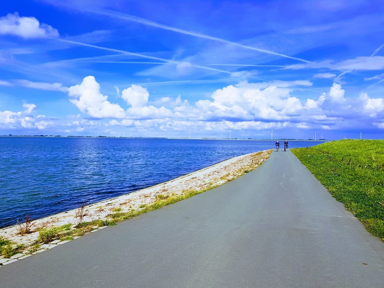 Desde a Idade Média, os holandeses começaram a construir diques, canais e bombas para drenar as áreas alagadas e ampliar terras habitáveis ou para cultivo. Esses polders, como são chamados, são essencialmente terras drenadas que agora ficam abaixo do nível do mar, graças ao controle contínuo de água.