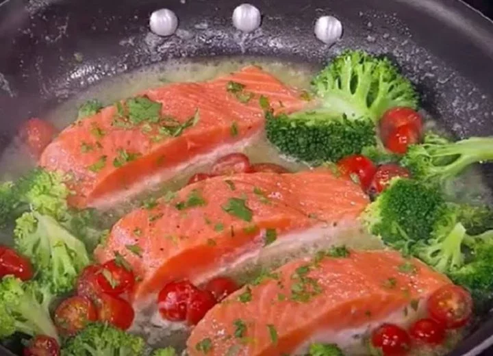 Com um sabor único e marcante, o salmão também é conhecido por ter uma carne muito saudável, devido ao seu alto teor de ômega-3, uma gordura boa para o coração.