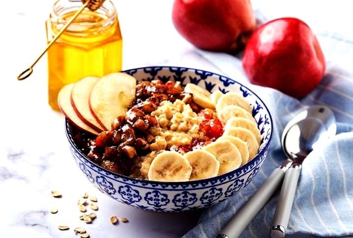 Tello resume o que considera alimentos essenciais para o café da manhã em cinco grupos. O primeiro deles são os legumes, frutas e vegetais frescos ou congelados, inteiros e com pele quando possível. 