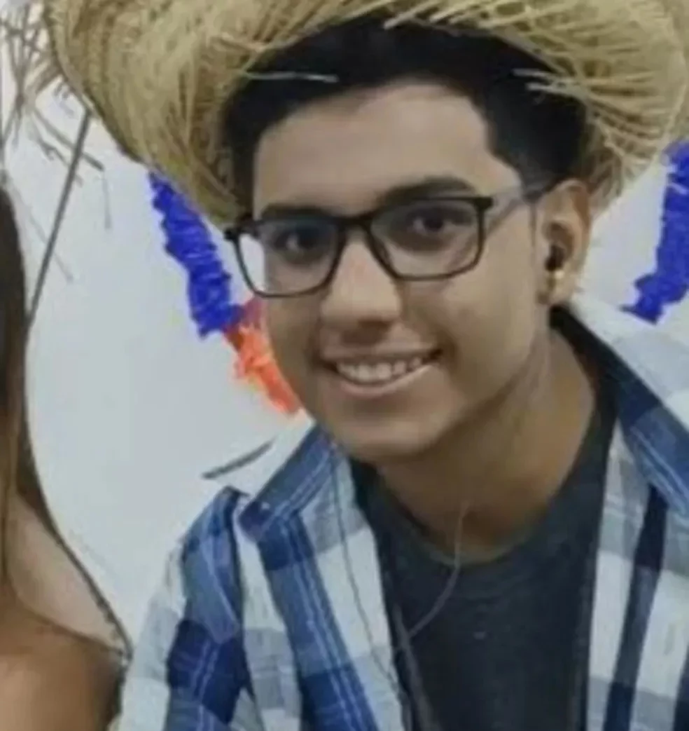  João Gabriel Cardim - O jovem de 16 anos foi atropelado por uma moto a mais de 150 km/h pilotada pelo modelo Bruno Krupp, em 31/7/2022 O impacto foi tão violento que uma perna do jovem foi arrancada e encontrada a 50 metros de distância. Krupp chegou a ser preso, mas já responde ao processo em liberdade.