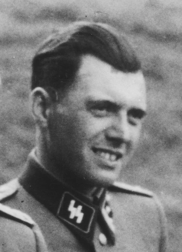 Josef Mengele - Embora não tenha sido do mais alto escalão, é lembrado por selecionar as pessoas a serem mortas nas câmaras de gás e fazer experimentos dolorosos e letais nos prisioneiros, no campo de concentração de Auschwitz.