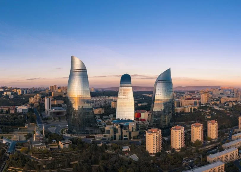 Baku, Azerbaijão: Capital do Azerbaijão, situada às margens do Mar Cáspio, Baku é habitada por cerca de 2,3 milhões de pessoas e se estende por uma área de 2.130 km². É a capital mais baixa do mundo, localizada a 28 metros abaixo do nível do mar, sendo um centro importante para a exploração de petróleo.