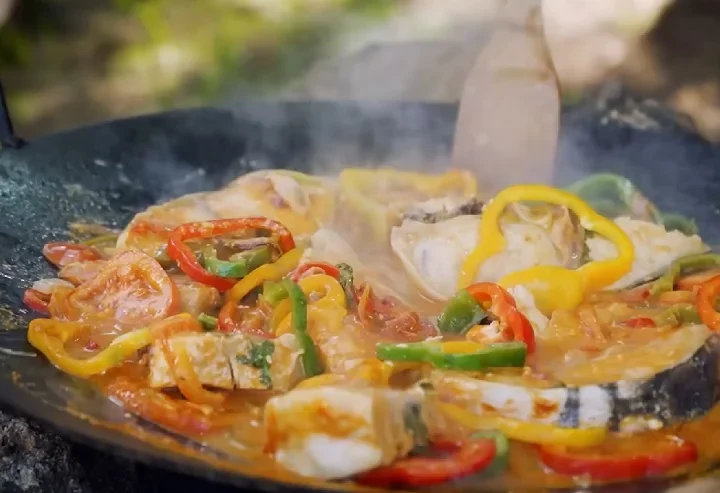 Para prepará-lo, não tem muito segredo: o pintado fica ótimo grelhado, cozido ou em moquecas. Vale acompanhar com saladas ou legumes misturados com maionese.