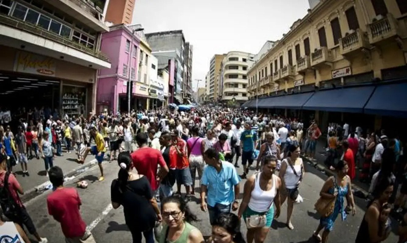 O Brasil tem mais de 155 milhões de cidadãos aptos a votar, sendo 52,4% de mulheres e 47,5% de homens. O voto no Brasil é obrigatório para maiores de 18 anos.
