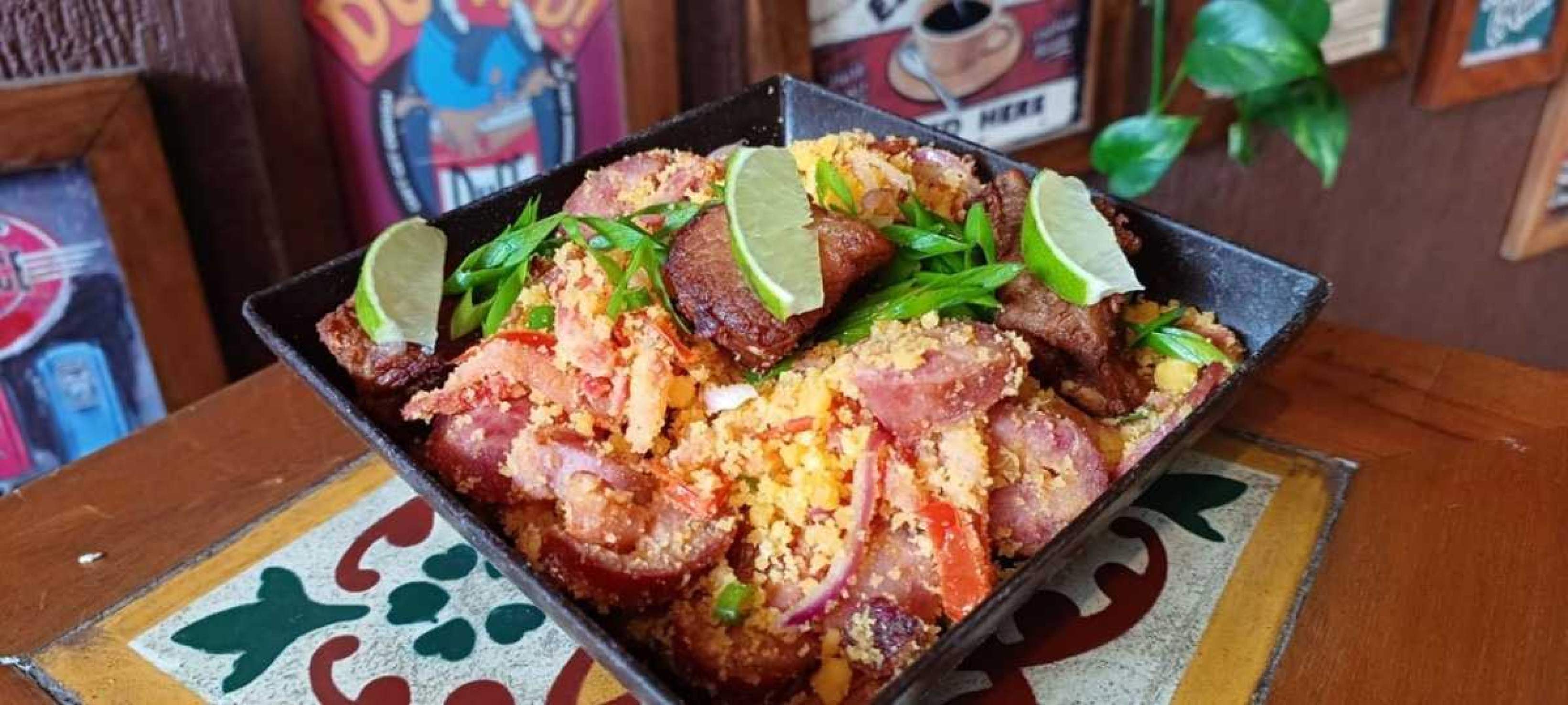 Prato do Chefe: fubá suado com costelinha, linguiça, bacon, calabresa, tomate e cebola roxa, cebolinha a gosto