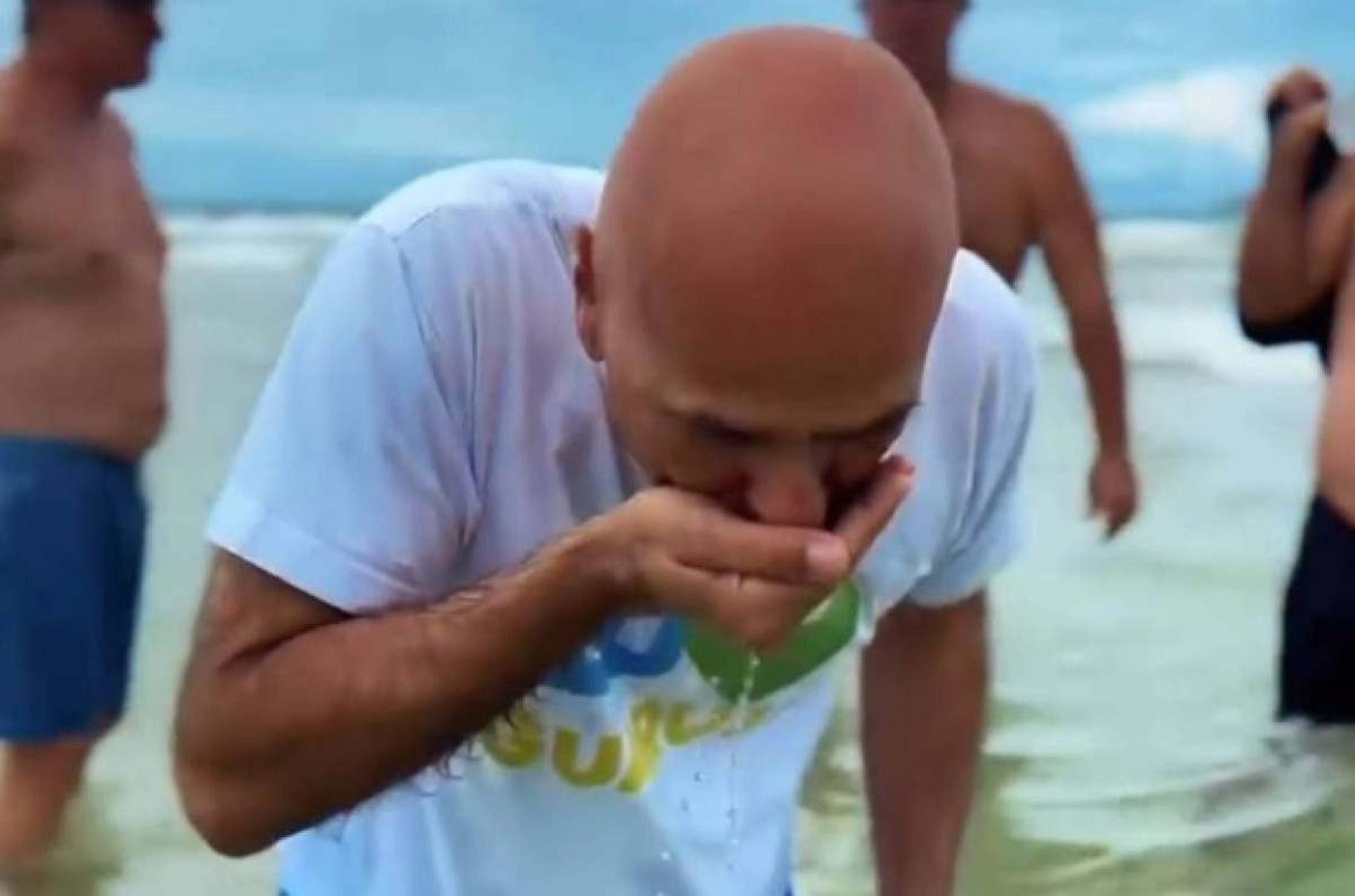 Vídeo: prefeito bebe água do mar e diz que praias estão limpas