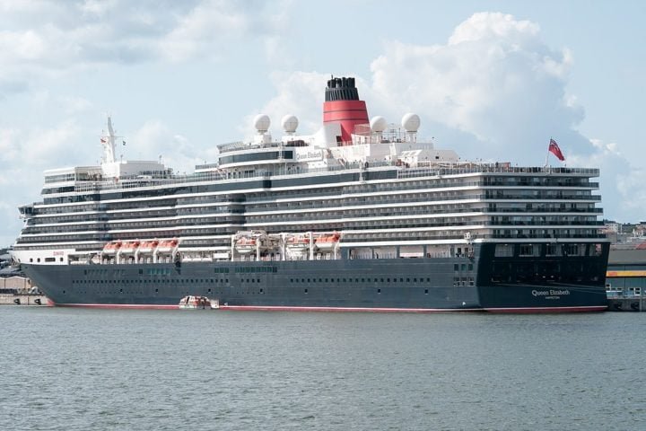 Outro navio popular que será superado em tamanho pelo gigaiate Ulyssia é o Rainha Elizabeth II (foto), que tem 293 metros de comprimento.