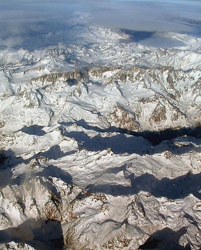 Eles haviam embarcado na véspera, no Aeroporto de Carrasco, em Montevidéu, mas, por causa do mau tempo, foi necessário fazer escala na Argentina, para evitar a travessia da Cordilheira dos Andes em condições adversas. 