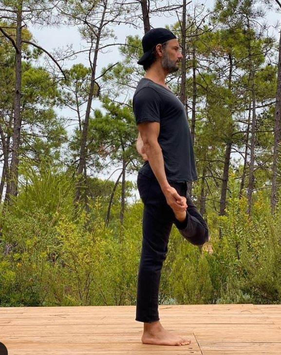 Uma das personalidades adeptas da ioga é o ator Rodrigo Santoro, que tem desenvolvido carreira internacional. Ele costuma postar fotos mostrando diversas posições de ioga, sempre em locais belos e arejados, em convívio com a Natureza. 