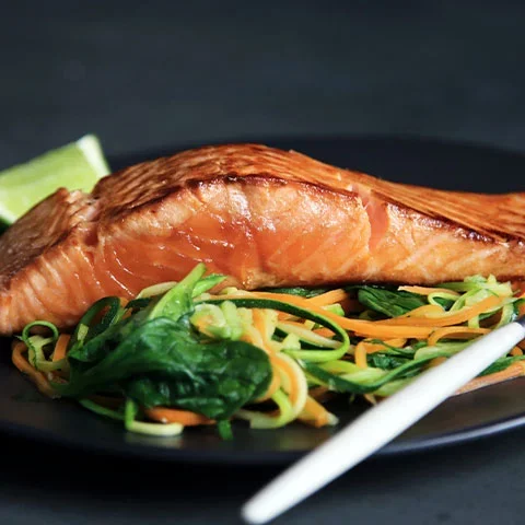 O salmão é muito versátil e pode ser consumido cru, cozido, assado ou até mesmo levemente cozido. Costuma combinar bem com batatas, diversos tipos de arroz, molhos brancos ou cítricos (com frutas) e saladas!