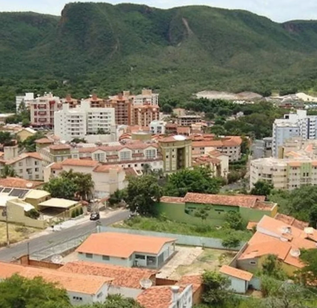 A cidade de Rio Quente, em GoiÃ¡s, Ã© uma delas. Tem cerca de 3,9 mil moradores, mas o incrÃ­vel Ã© que tem mais de 4,1 mil casas na regiÃ£o.

