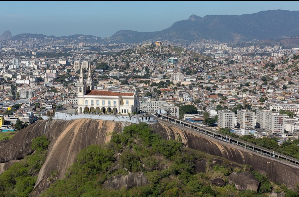 Escadaria da Igreja da Penha Rio de Janeiro (RJ)- A escadaria da Igreja da Penha é um marco religioso com 382 degraus, percorridos por peregrinos em devoção à Nossa Senhora da Penha. Localizada no bairro da Penha, oferece uma vista privilegiada da cidade e uma experiência espiritual única. A igreja, no topo do rochedo, simboliza fé, tradição e história carioca.
