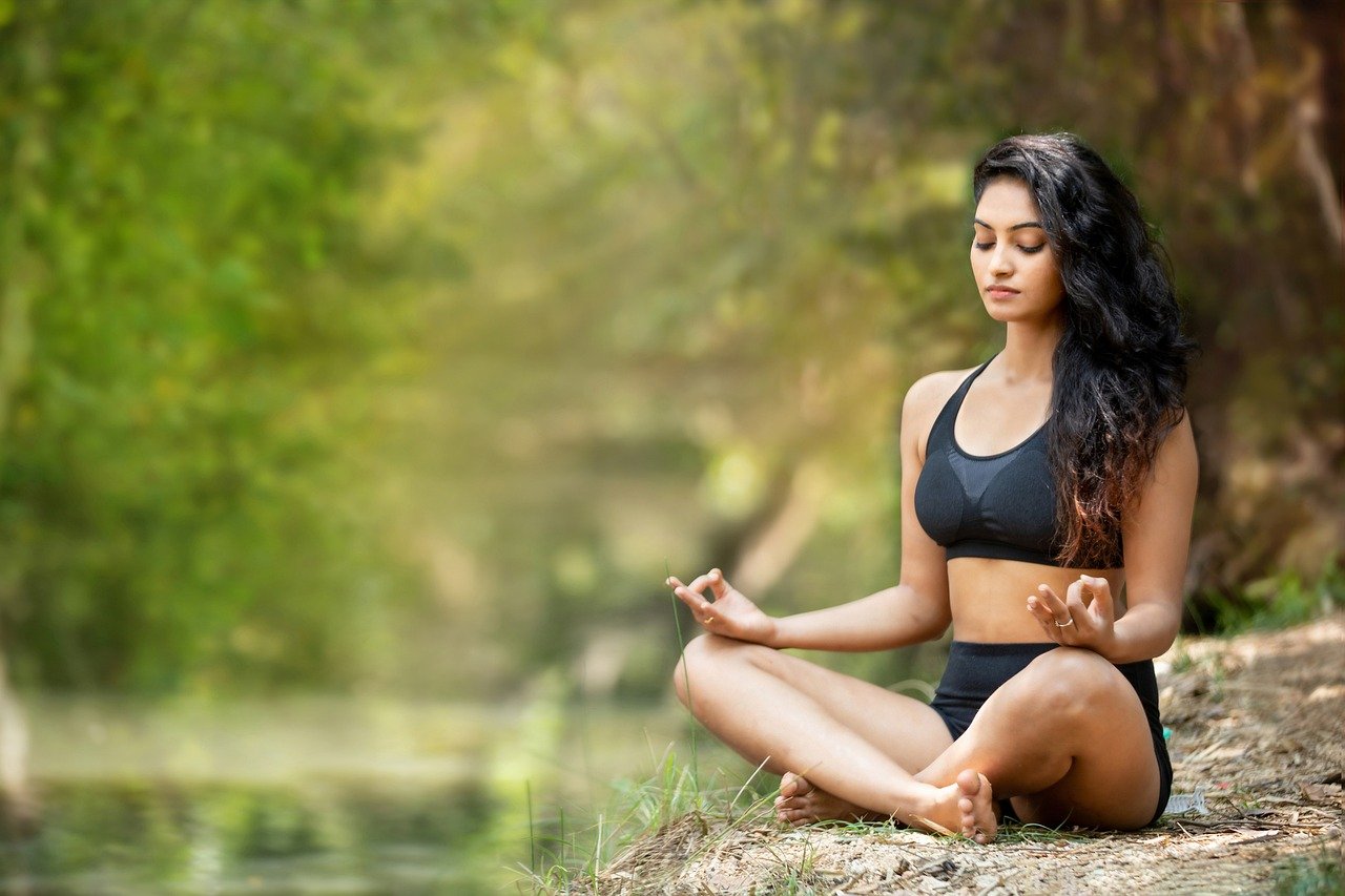 Ao fazer a meditação na ioga, o cérebro trabalha mais lentamente, reduzindo a agitação que costuma causar instabilidade emocional e que enfraquece o sistema imunológico. Portanto, a ioga é vista como importante instrumento de defesa do organismo.