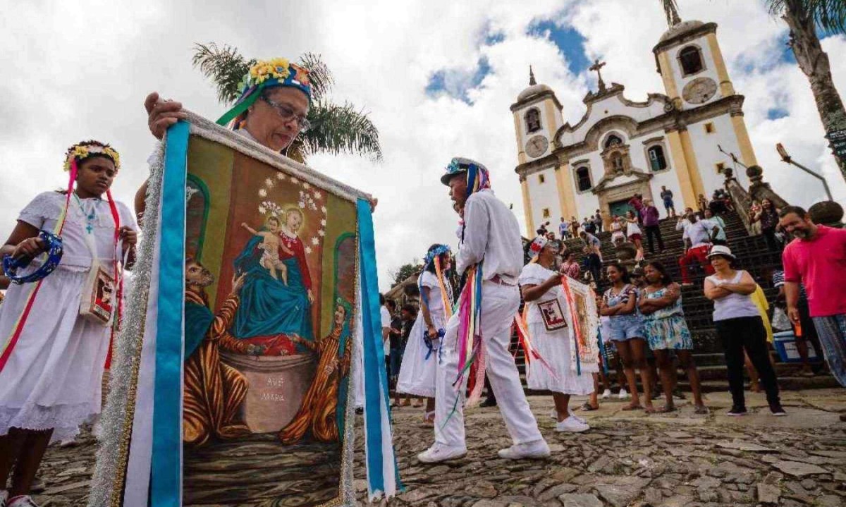 Manifestações religiosas como o Congado fascinam e atraem a atenção dos turistas estrangeiros -  (crédito: Ane Souz/Divulgação)