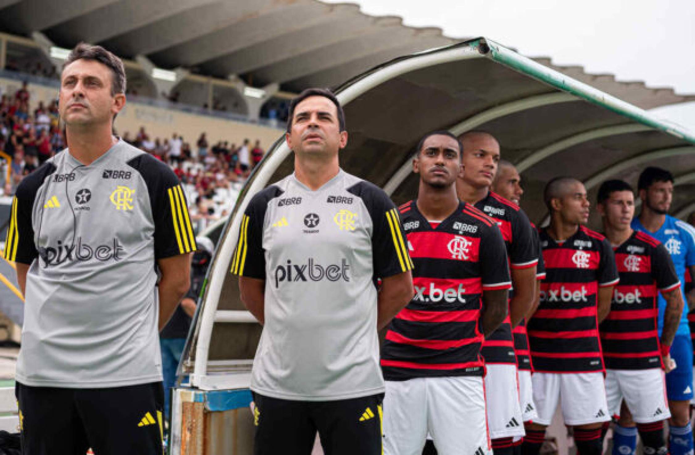 Cleber dos Santos vê melhora da equipe e revela conversas com Filipe Luís