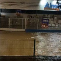 Chuva em BH: pessoas ficam ilhadas durante alagamento na Avenida Vilarinho