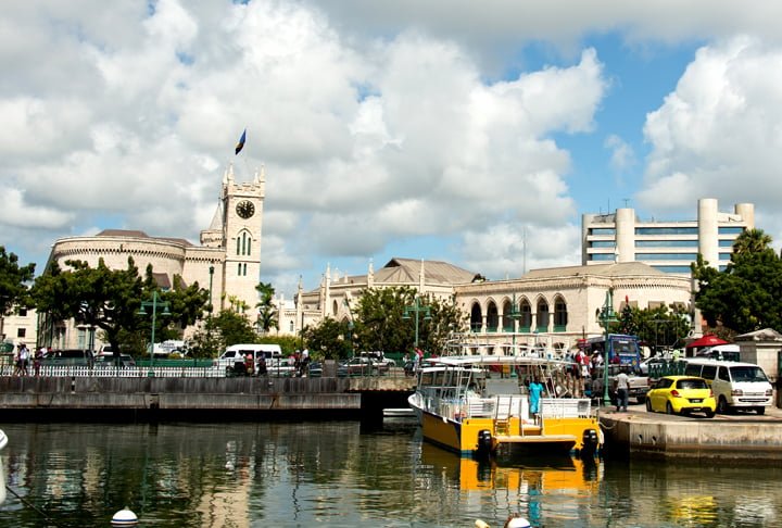 País: Barbados - Continente: América do Norte/ População: cerca de 287.000 habitantes/ Descrição: uma ilha caribenha conhecida por suas praias, cultura e história colonial. O turismo e a agricultura são importantes para a economia
