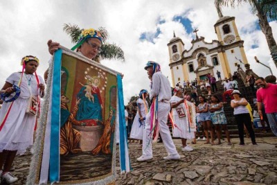 Manifestações religiosas como o Congado fascinam e atraem a atenção dos turistas estrangeiros -  (crédito: Ane Souz/Divulgação)