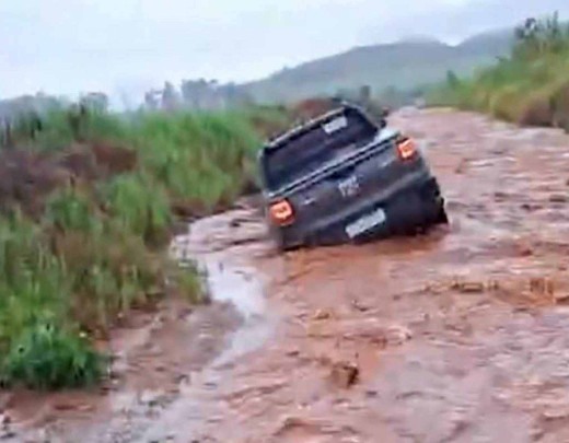 Atoleiros deixam rodovia mineira intransitável após chuvas