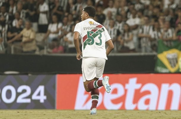 ESQUERDINHA - Entrou na reta final, pouco tempo para demonstrar algo em campo. NOTA: 5,0 - Foto: Lucas Merçon / Fluminense FC