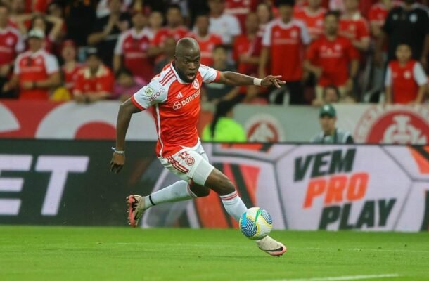 VALENCIA - Por dentro ou por fora, recebeu bolas limpas, nos pés. Mas só teve uma boa situação na qual chutou rasteiro e para fora. Lento e pouco efetivo, foi preterido para a entrada de Wanderson - NOTA: 4,0 - Foto: Ricardo Duarte/Internacional 