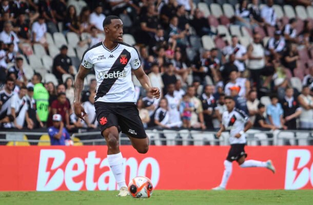 LUIZ GUSTAVO - O jovem zagueiro foi muito seguro nas divididas e colaborou com as saídas de bola.. NOTA: 6,5 - Foto:  Dikran Sahagian/Vasco