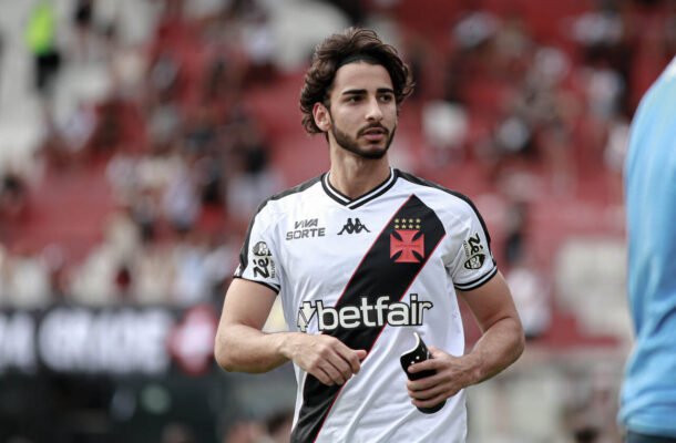 JP - Retornando de lesão, o jovem apareceu e tentou dar ritmo ao meio-campo, mas sem tanto sucesso. Saiu no intervalo. NOTA: 5,0 - Foto: Matheus Lima / Vasco da Gama