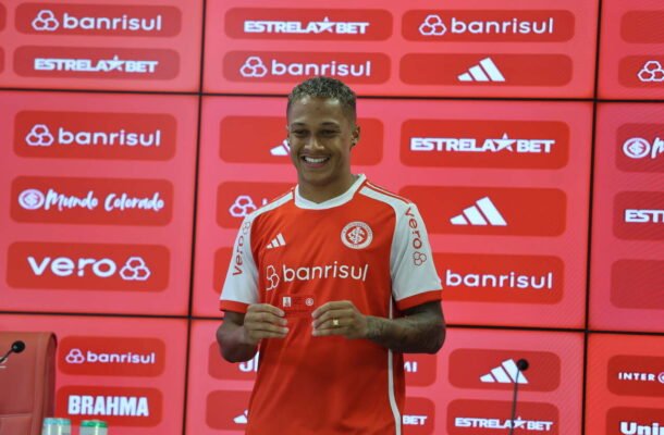 VITINHO - Entrou meio perdido. Estava, no meio dos zagueiros do MÃ©xico, tentando cabeÃ§adas - NOTA: 5,0 - Foto: Ricardo Duarte/Internacional