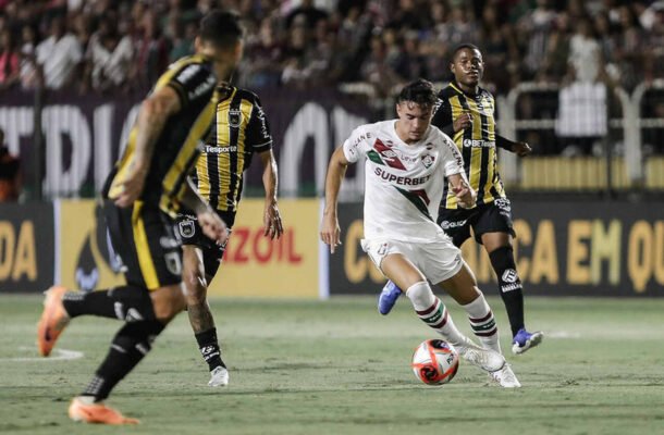 FELIPE ANDRADE - Jogou improvisado como volante e deu bom ritmo. NOTA: 5,5 - Foto: Lucas Merçon / Fluminense FC