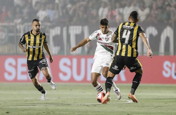JOÃO NETO - A bola não chegou tanto para o atacante, mas disputou e teve raça nos momentos em campo. NOTA: 5,5- Foto: Lucas Merçon / Fluminense FC