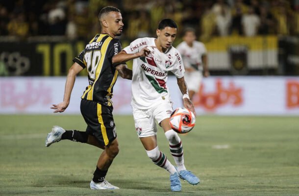 ISAQUE - Tentou algumas ações, mas ainda com erros pela falta de experiência. NOTA: 5,0- Foto: Lucas Merçon / Fluminense FC