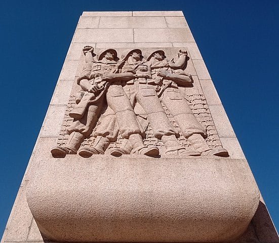 A Força Expedicionária Brasileira tinha 20.573 brasileiros na II Guerra Mundial.  Deste total, morreram 450 praças, 13 oficiais e 8 pilotos. Cerca de 12 mil militares brasileiros ficaram feridos. 