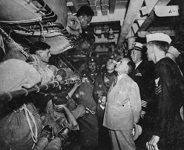 O  Brasil entrou na Segunda Guerra Mundial após ceder à pressão dos EUA para encerrar o período de neutralidade adotada pelo presidente Getúlio Vargas (na foto, com combatentes). 