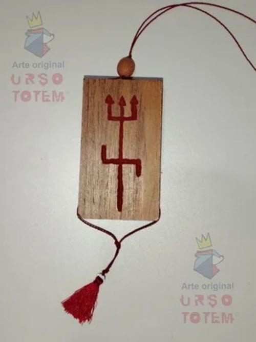 Patuá é um amuleto feito com tecido na cor referente ao orixá protetor de cada pessoa com o nome do orixá na peça. Geralmente, o patuá passa por um banho de ervas.  A pessoa utiliza o amuleto no bolso da roupa, em carteiras ou bolsas. De forma mais ampla, se refere a qualquer objeto que dê sorte e proteção.-Divulgação Elo7