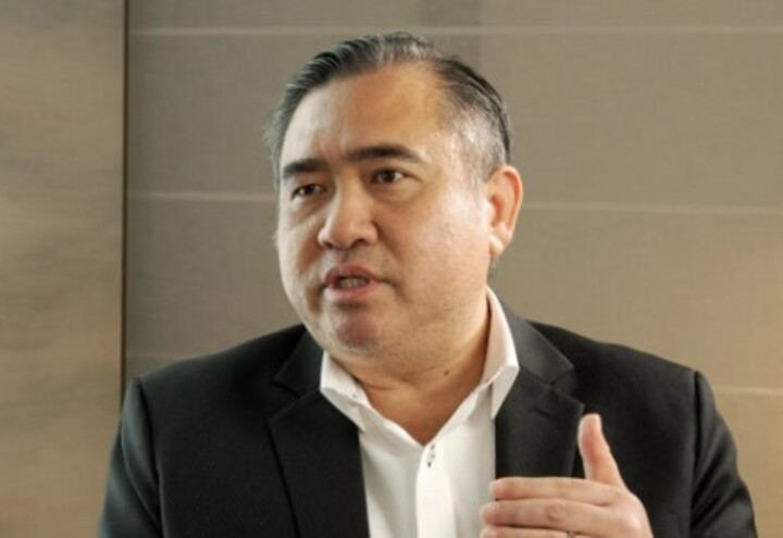 Coube ao ministro dos Transportes da Malásia, Anthony Loke, comunicar a decisão de iniciar as buscas em uma nova região no sul do Oceano Índico. “Nossa responsabilidade, obrigação e compromisso são com os familiares das vítimas”, afirmou Loke em seu pronunciamento. 
-Divulgação