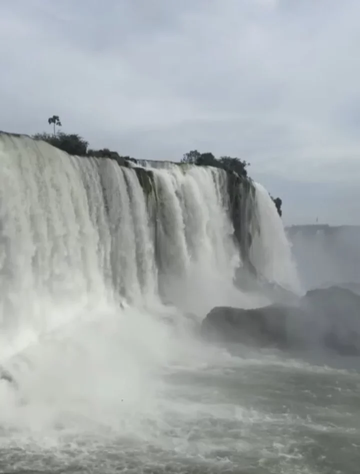 As Cataratas encantaram atores da Globo em novembro  com as gravações de “Vale Tudo” . Os atores Cauã Reymond e Tais Araújo se derreteram. Eles estão em um remake do original de 1988, que também começava na cidade paranaense. 

