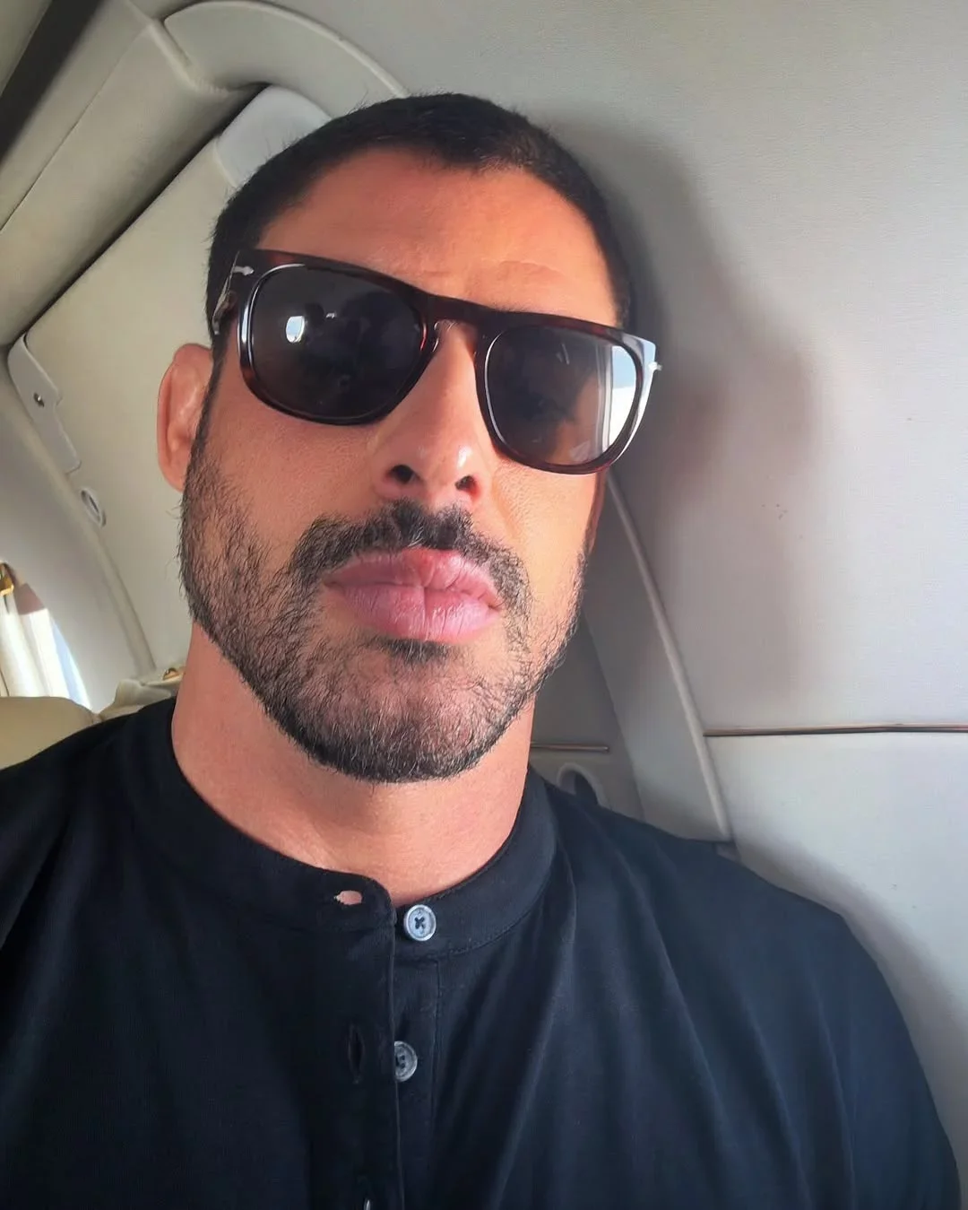 “Primeiro dia de gravação e já fomos presenteados com essa paisagem e pôr do sol!”, escreveu Reymond em legenda de vídeo com a bela paisagem de Foz do Iguaçu e suas encantadoras quedas d’água. O ator vive no remake o modelo César, que tem um  romance com a vilã Maria de Fátima, interpretada agora por Bella Campos.
