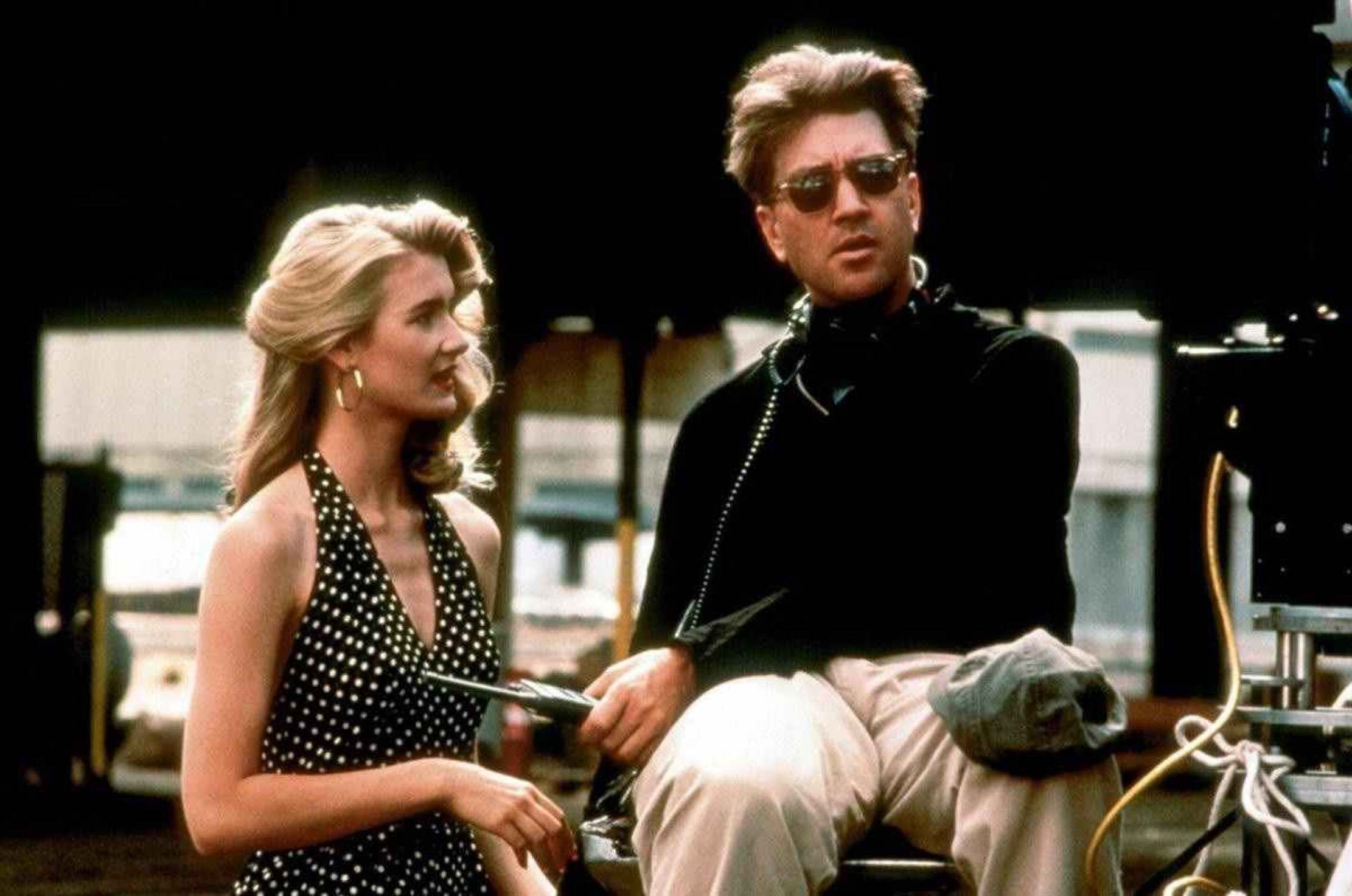 O diretor no set de "Coração selvagem" (1990) com Laura Dern.